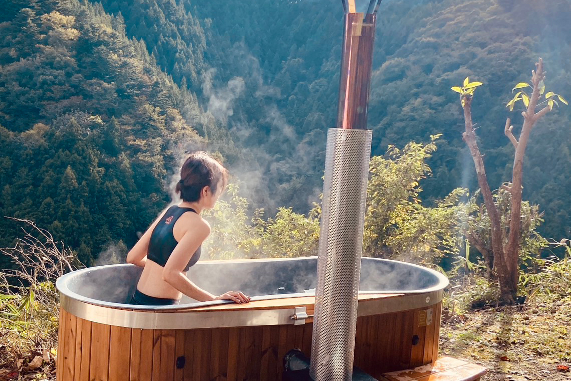 【東京】秘境に佇む、たった一組のためのリトリート——檜原村「THEATER 1」に薪風呂と焚き火台が新登場