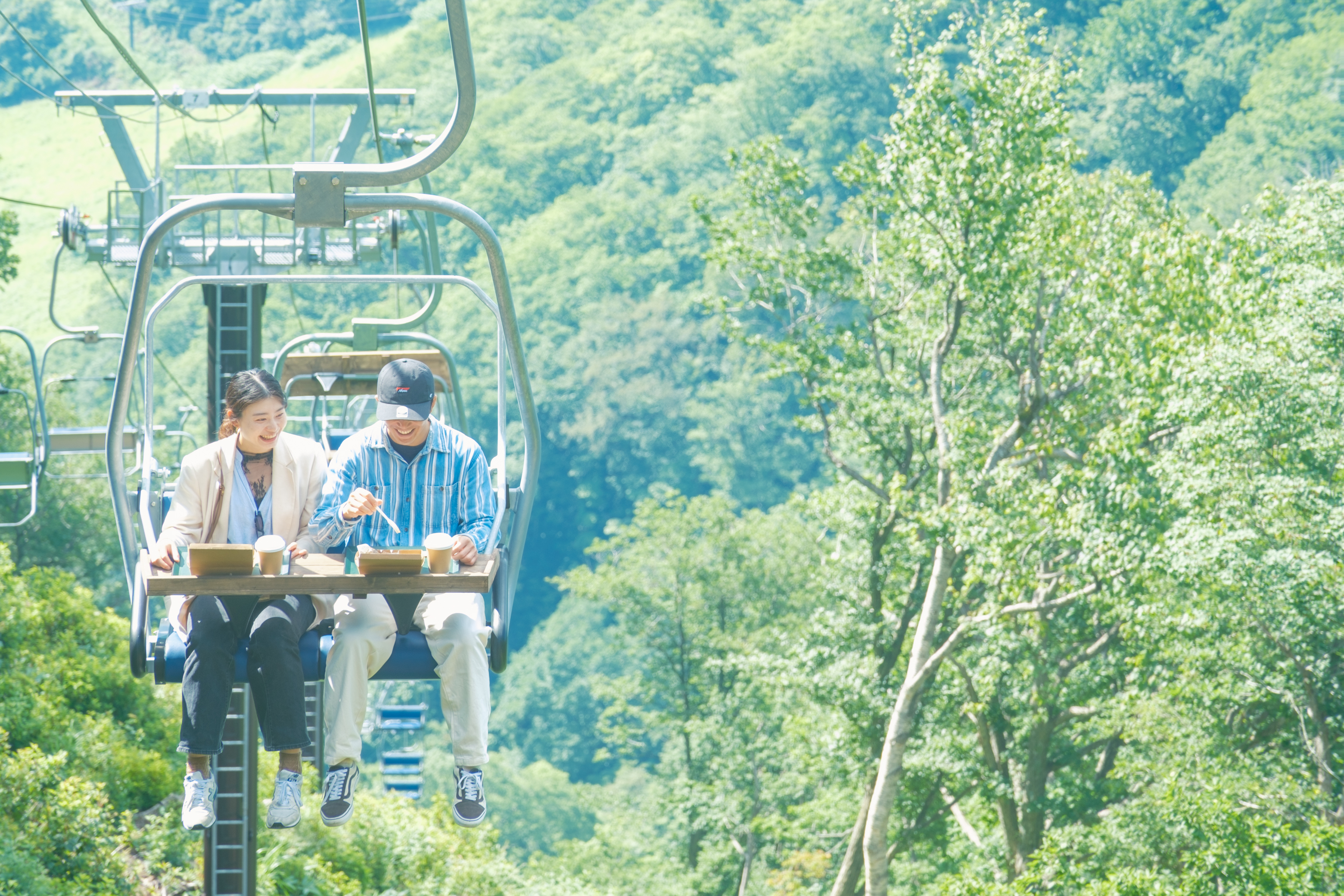 【長野】日本初！山頂に向かうリフトの上で“絶景”と“朝食”を楽しむ空飛ぶレストラン『Breakfast in the sky』がスタート