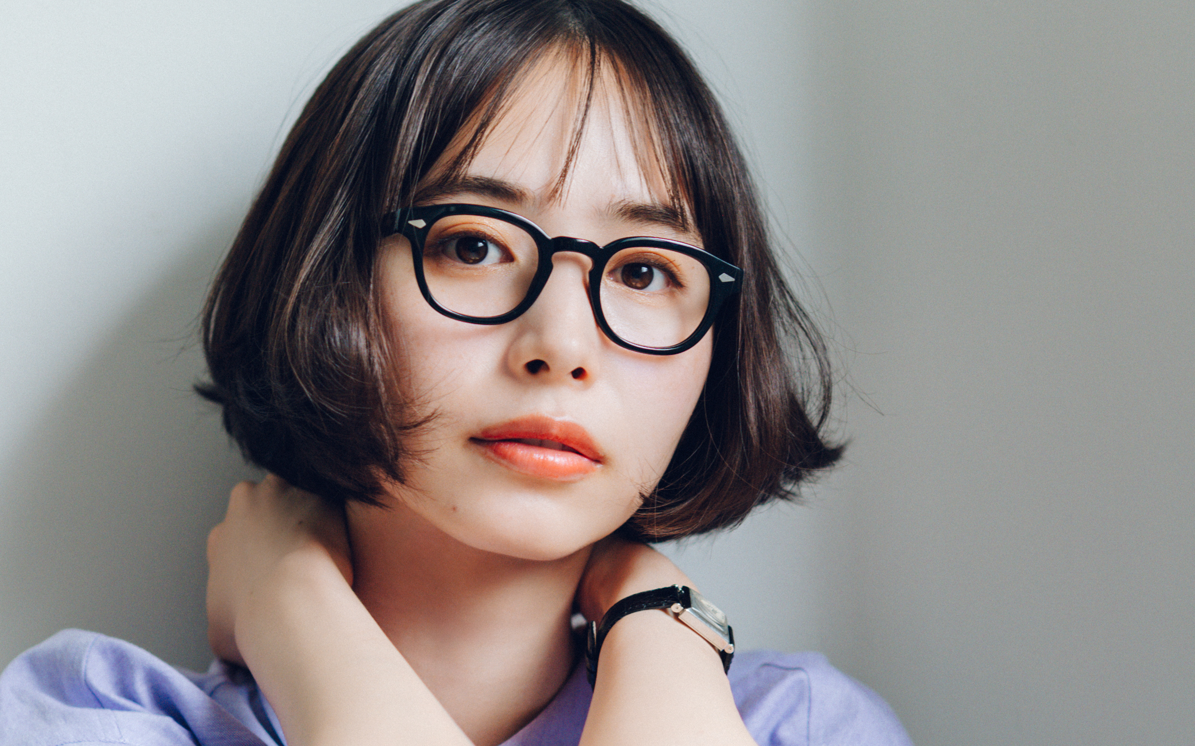 【井桁弘恵の通勤コーデ】きれい色シャツにチェックスカートを合わせてトラッド意識な通勤スタイル