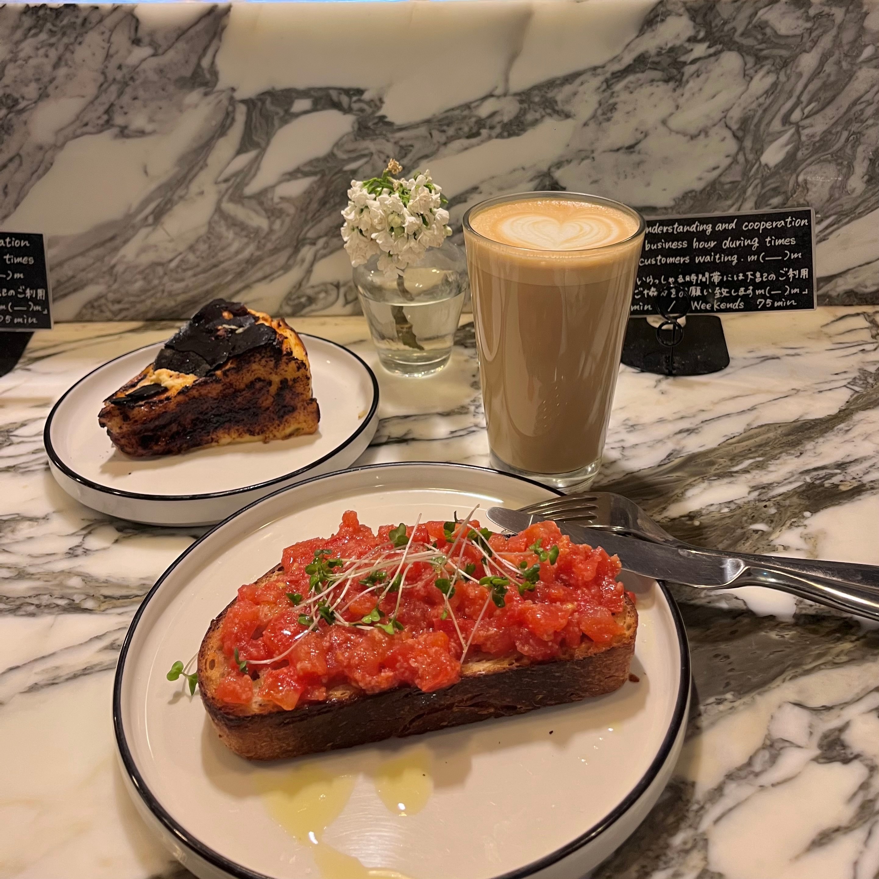 五反田ベーカリーカフェ SAISON bakery&coffee　バスクチーズケーキとトマトのタルティーヌ　カフェオレ