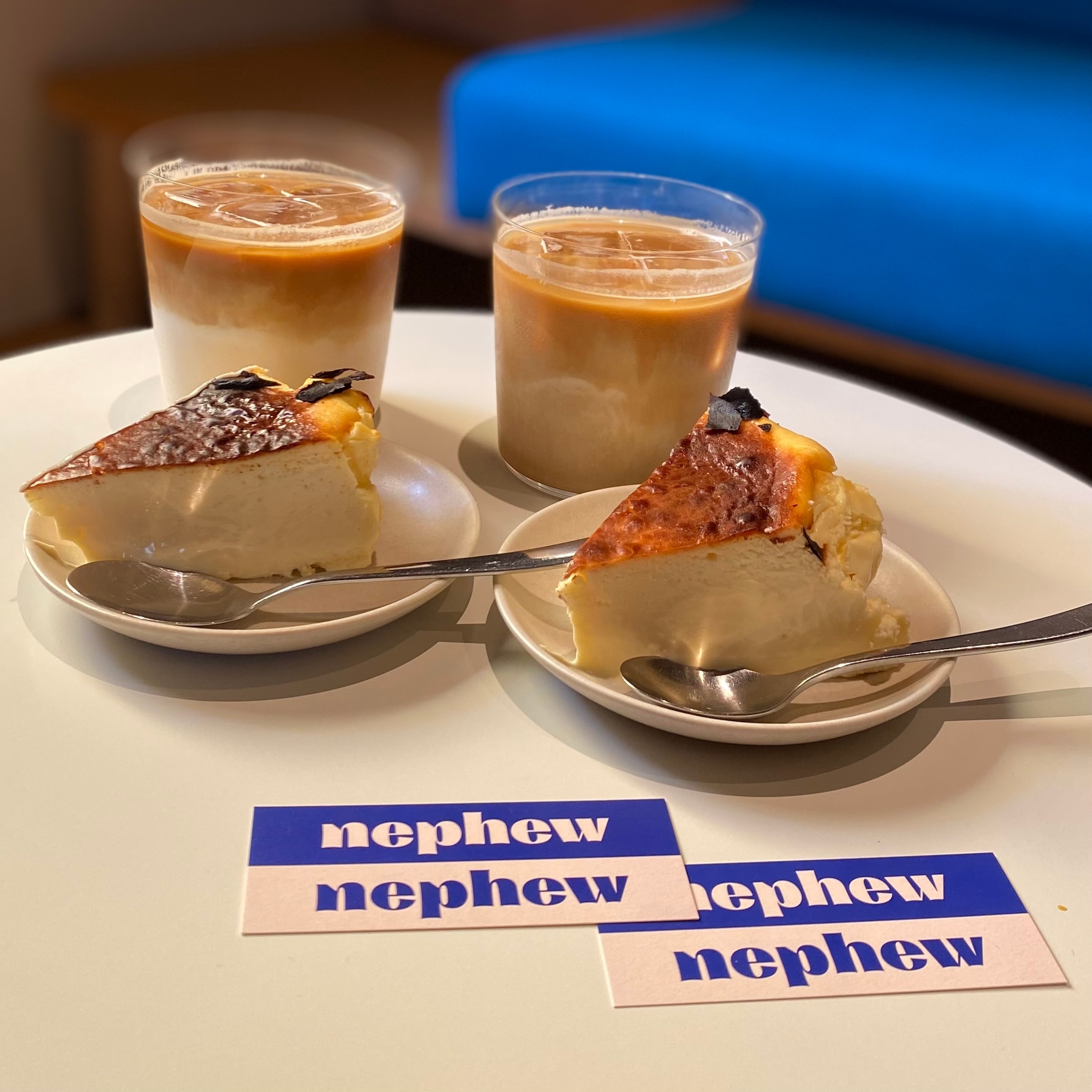 クリックでトリミング Nephew バスクチーズケーキと飲み物