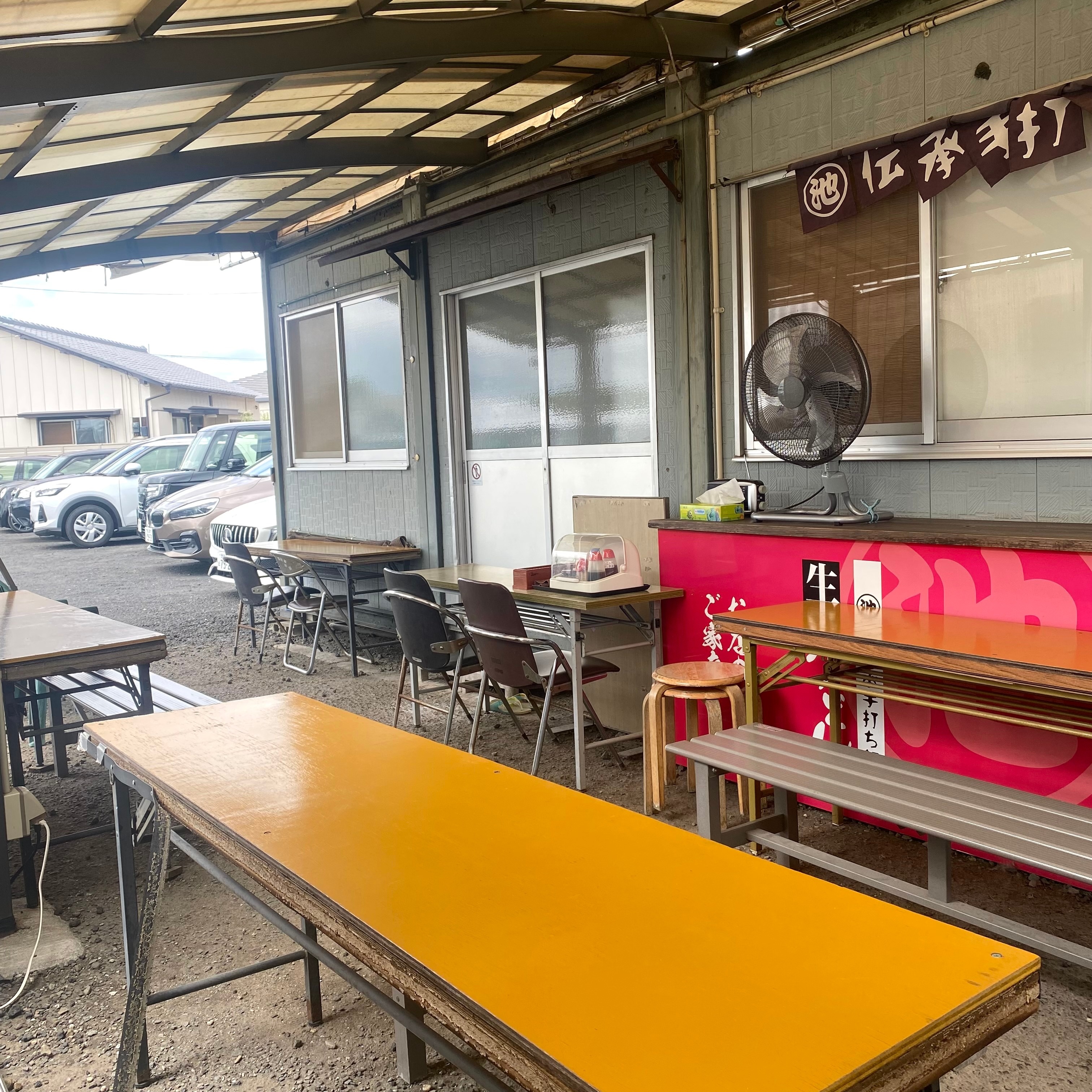 クリックでトリミング 外のイートインスペース