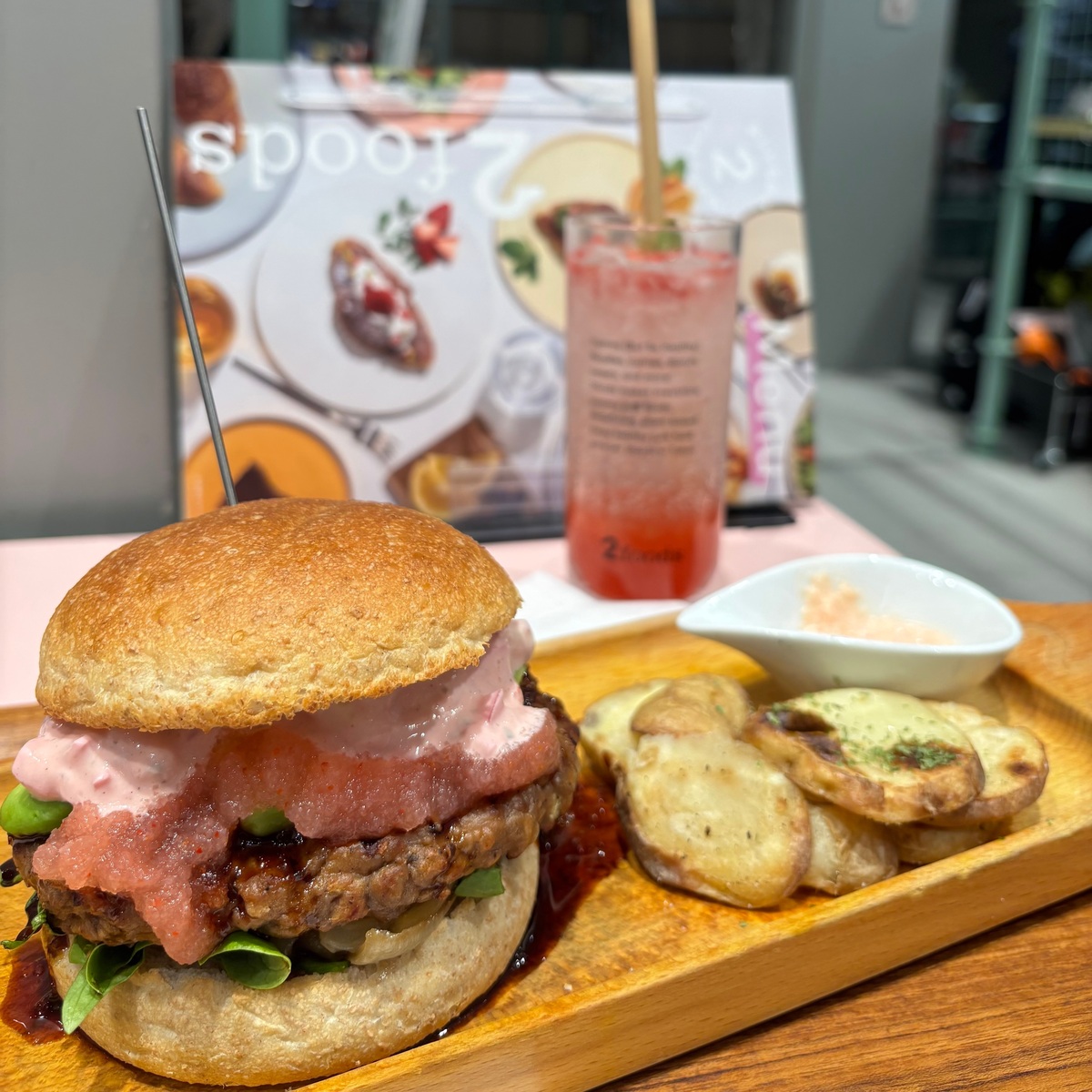 【東京・銀座】ピンクのハンバーガーも？！植物由来の2foods春グルメ徹底解説！