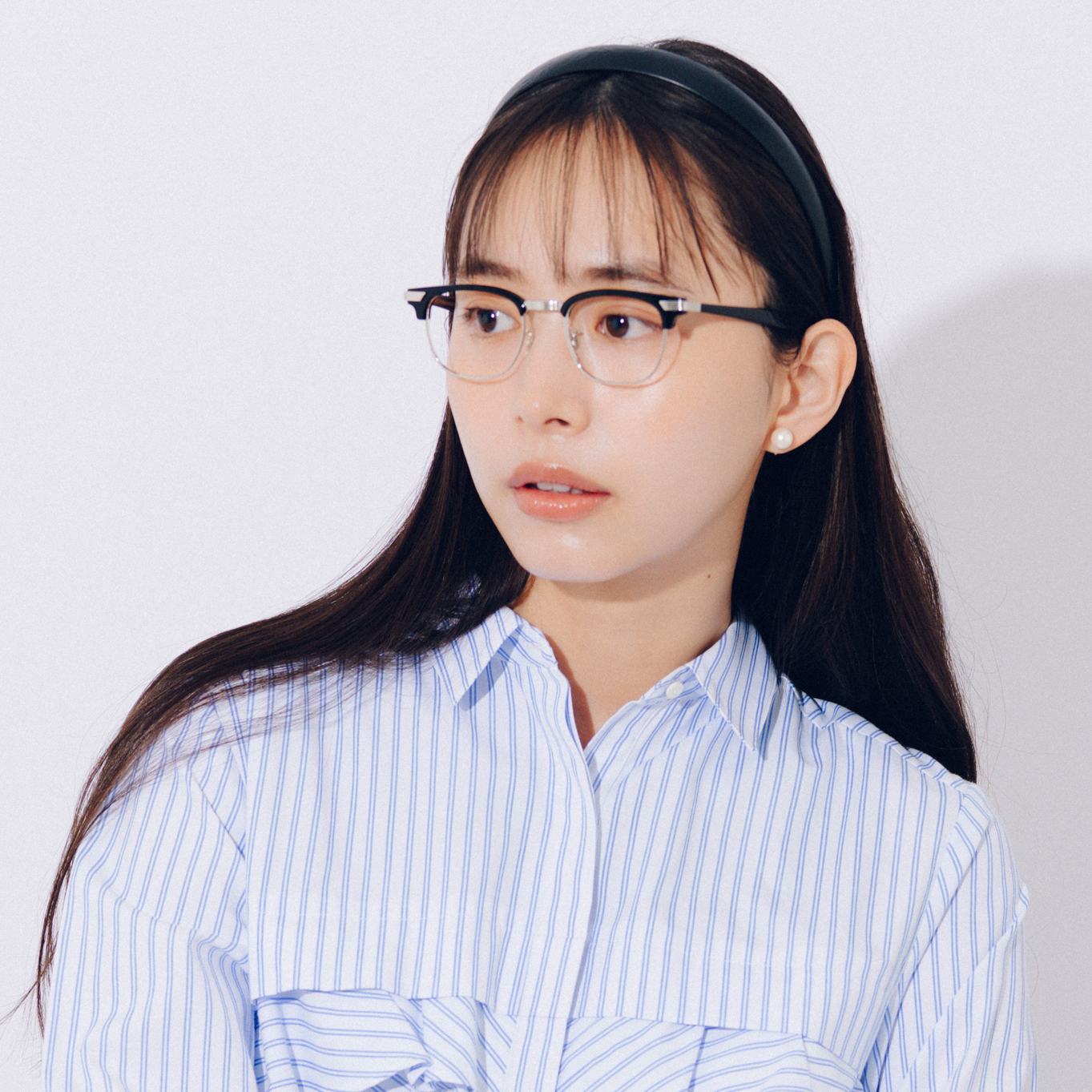 【井桁弘恵の通勤コーデ】清涼感も可愛げも！進化系ストライプシャツが叶えてくれる