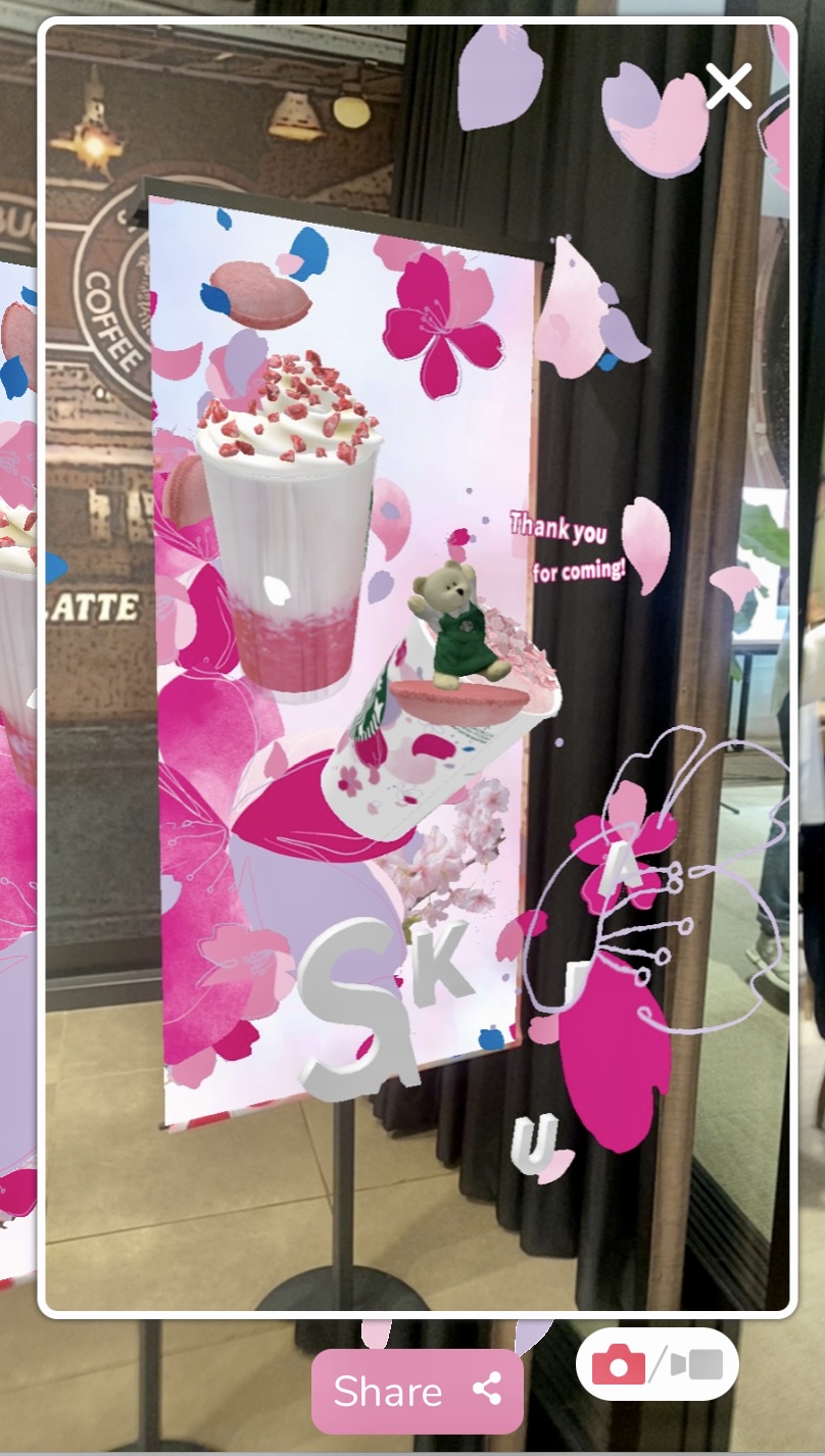 スタバ2023さくら。ARでベアリスタを登場させた、店頭ポスターの様子
