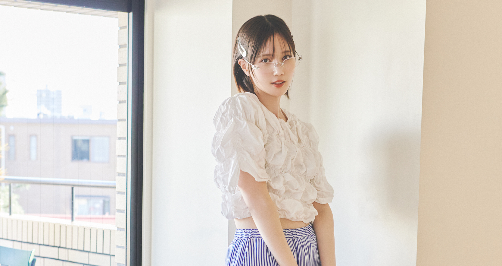 【本田 翼の休日コーデ】シャーリングブラウス×イージーパンツで作るリラクシーな映えスタイル