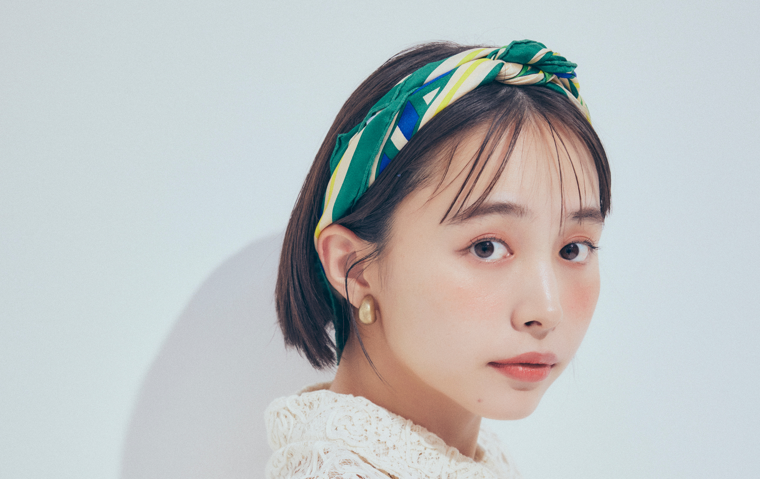 【井桁弘恵の通勤コーデ】きちんとパンツにレースシャツで大人の可愛げを