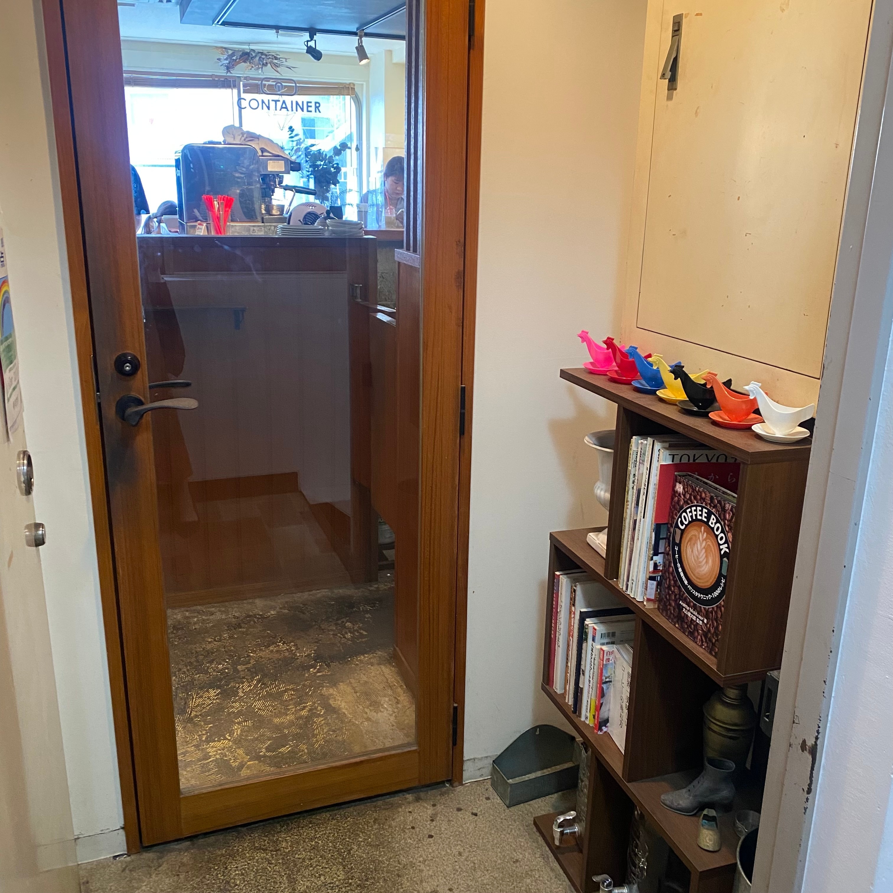 クリックでトリミング CONTAINER Cafe&Bar 入り口