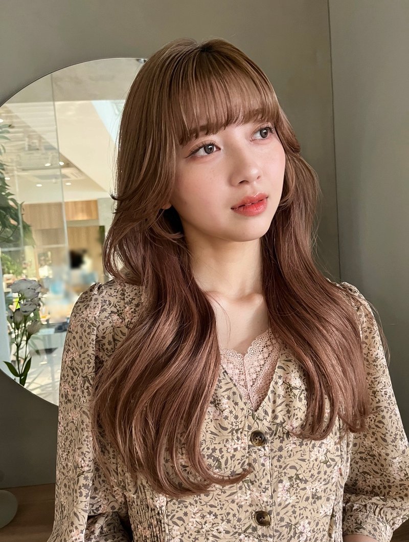くびれロングヘアの女性のモデルカットのアザー