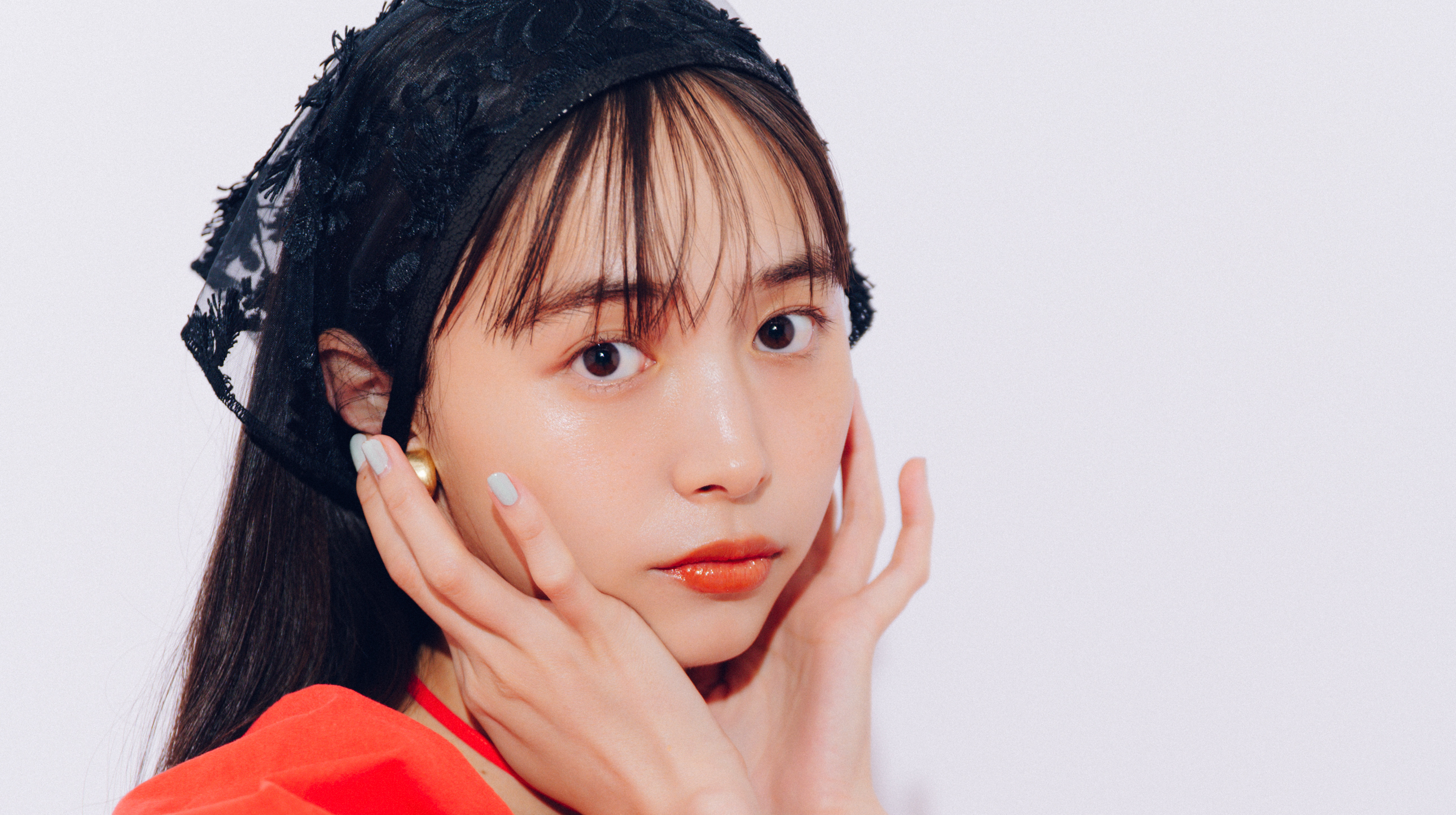 【井桁弘恵の休日コーデ】おしゃれに差がつく色落ちワイドデニムは甘めブラウスでデート仕様に