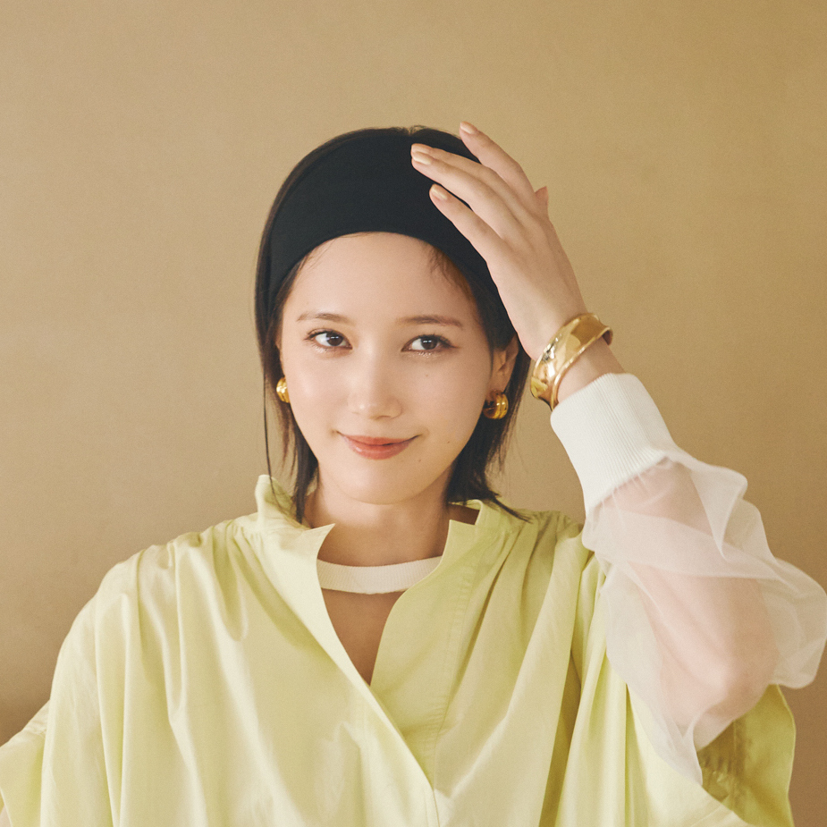 【本田 翼の休日コーデ】晴れ渡る空に映えるレモン色ワンピをレイヤードして差をつけて