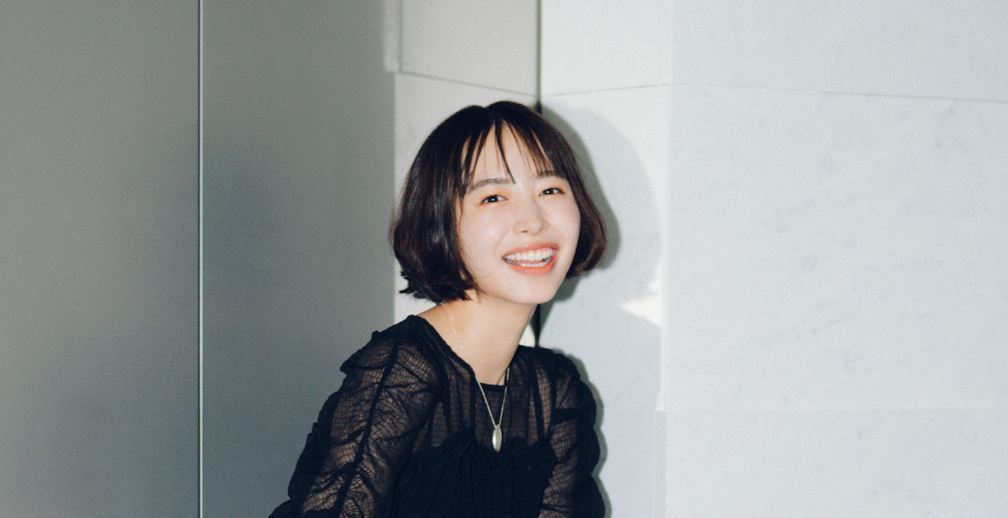 【井桁弘恵の通勤コーデ】センシュアルに着こなす夏のモノトーン