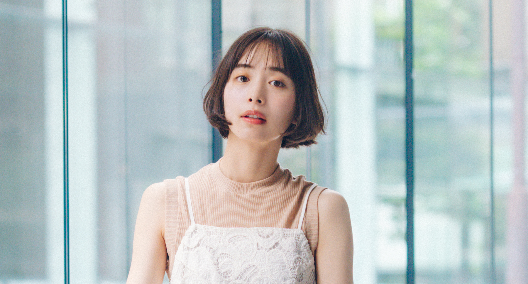 【井桁弘恵の通勤コーデ】キャミレイヤード×ワイドパンツ、通勤にもトレンドを！