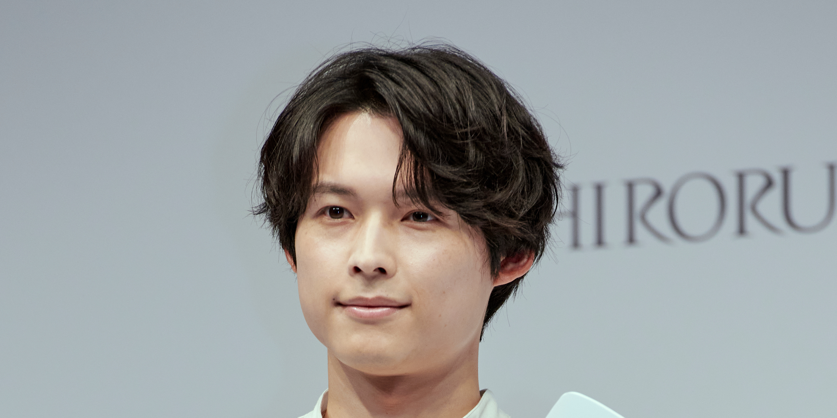 【撮り下ろし3枚】松村北斗さん（SixTONES）がもし魔法を使えたら？ 『SHIRORU』発表会の模様をお届け！