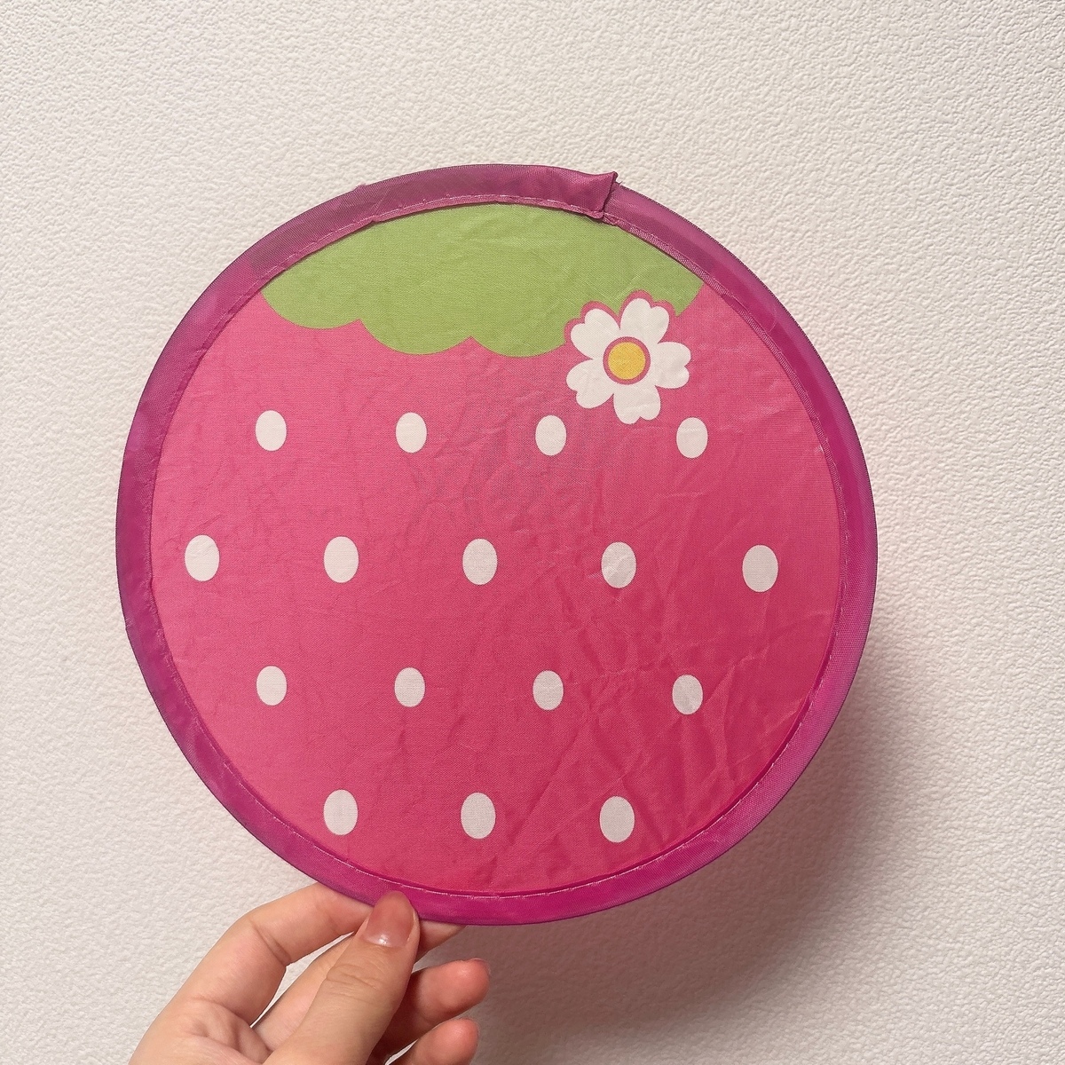 【便利グッズ】100円で買えるコンパクトなうちわ