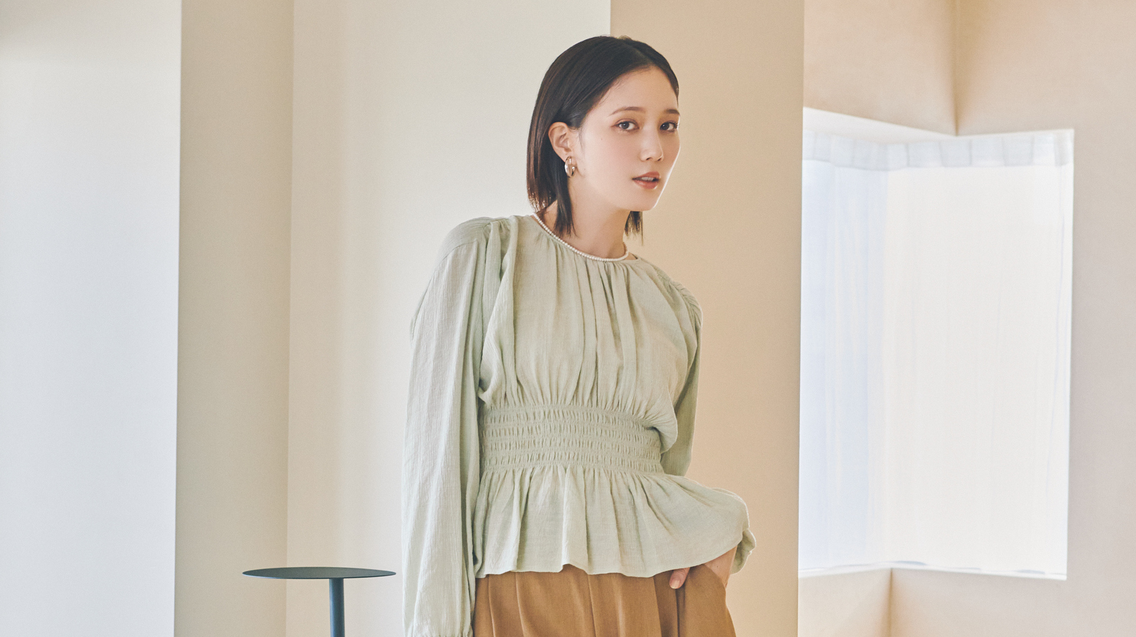 【本田 翼の通勤コーデ】ハーフパンツには爽やかなグリーンのブラウスで大人の可愛げを