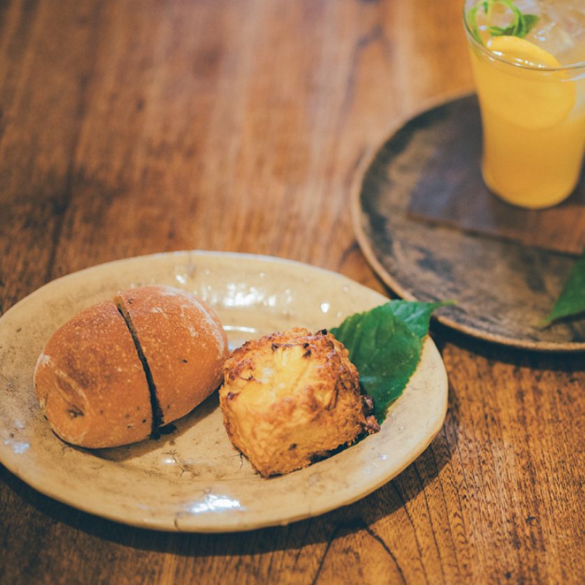 【沖縄】ここでしか食べられない絶品パンに佐藤栞里が舌鼓。自家製レモネードが合う！