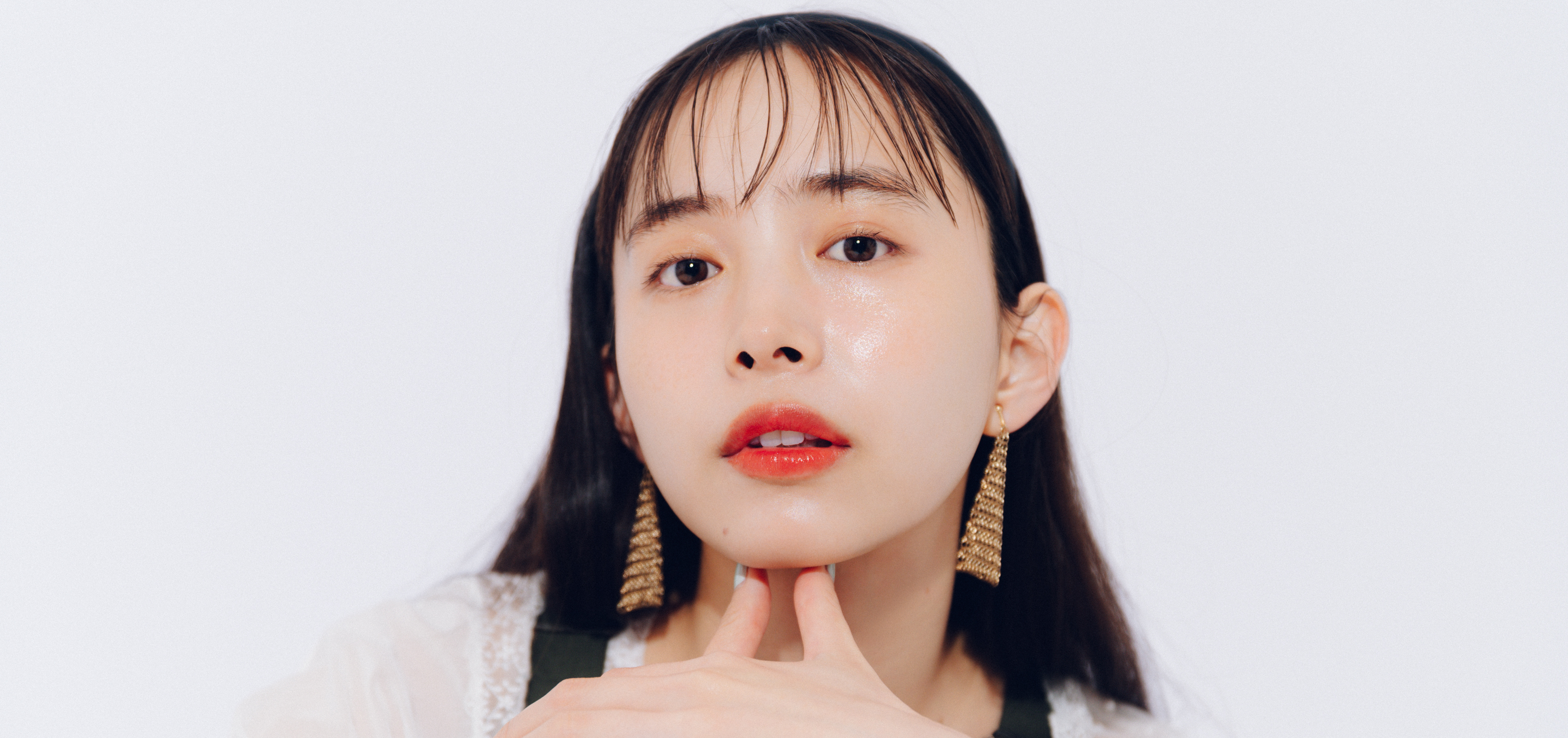 【井桁弘恵の休日コーデ】アクセで盛り上げ、サロペコーデを大人化