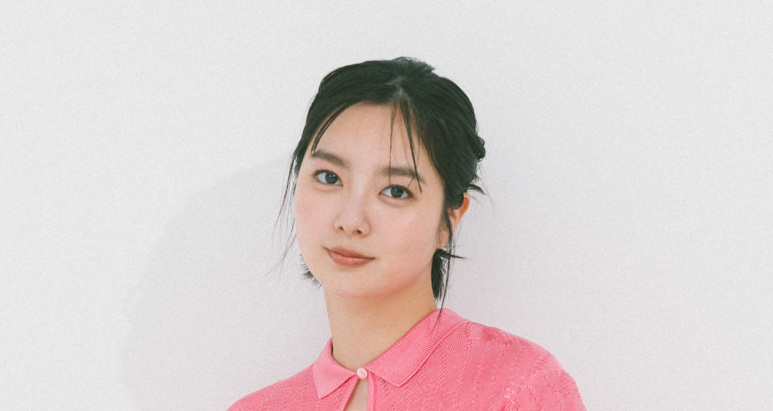 【新川優愛の通勤コーデ】人気のポロトップス、ピンクを選べば甘めコーデにもマッチ